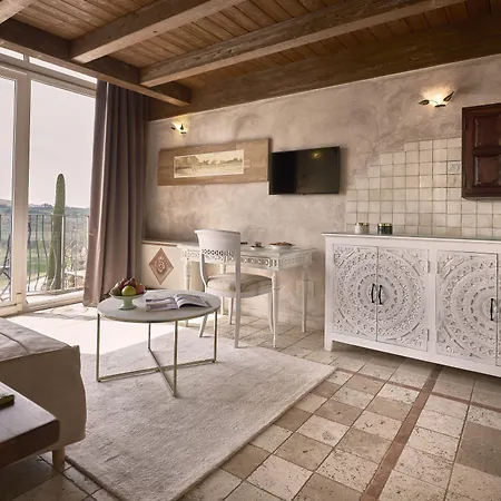 Tenuta Relais & Wines 5*